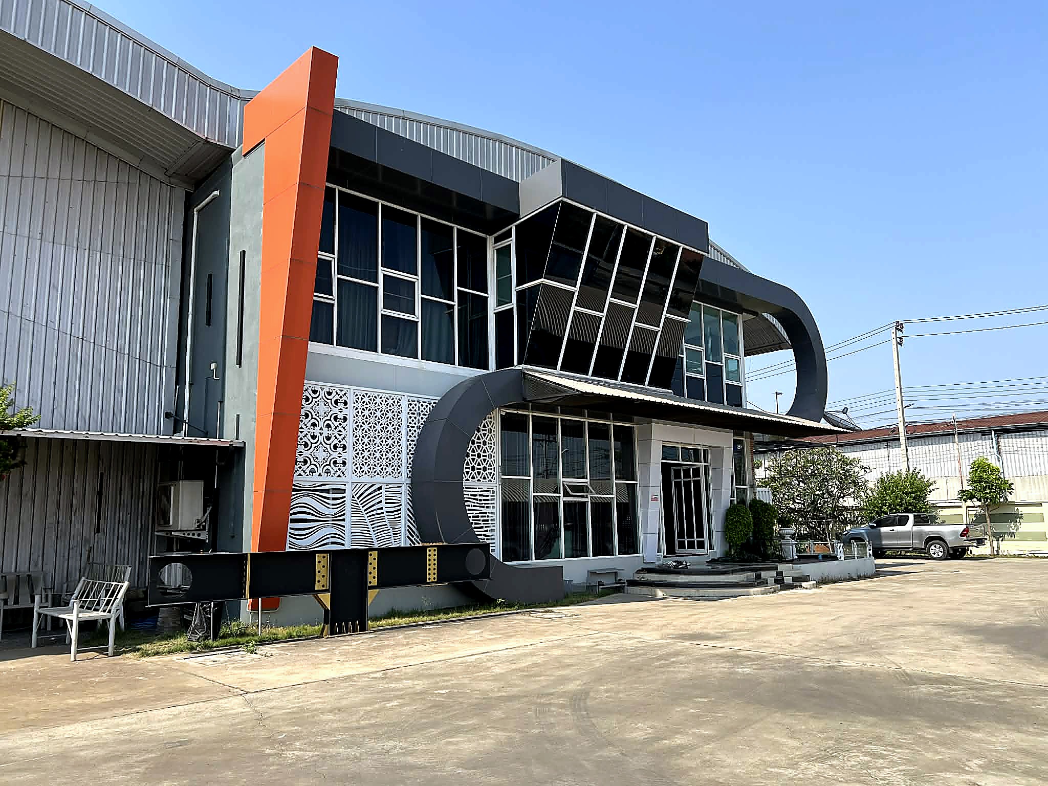 ภาพโครงสร้างเหล็กโรงงานด้านหน้า